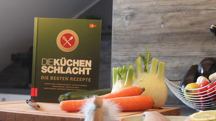 Der Glücksbringer und das "Die Küchenschlacht"-Rezeptbuch. Foto: Theresa Schiffl
