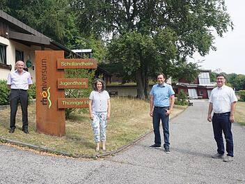 Verabschiedung und Neubeginn im Schullandheim Thüringer Hütte. Bildungsreferentin Christiane Jakob-Seufert (zweite von links) wurde nach zehnjähriger Tätigkeit von Bernhard Lutz (Leiter der Kirchlichen Jugendarbeit in der Diözese Würzburg) verabschiedet. Der neue Leiter des Schullandheims ist Stephan Barthelme (zweiter von rechts). Klaus Hofmann (links) hatte diesen Posten bisher kommissarisch inne.  Foto: Marion Eckert