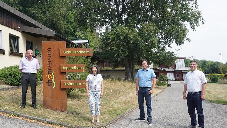 Verabschiedung und Neubeginn im Schullandheim Thüringer Hütte. Bildungsreferentin Christiane Jakob-Seufert (zweite von links) wurde nach zehnjähriger Tätigkeit von Bernhard Lutz (Leiter der Kirchlichen Jugendarbeit in der Diözese Würzburg) verabschiedet. Der neue Leiter des Schullandheims ist Stephan Barthelme (zweiter von rechts). Klaus Hofmann (links) hatte diesen Posten bisher kommissarisch inne.  Foto: Marion Eckert
