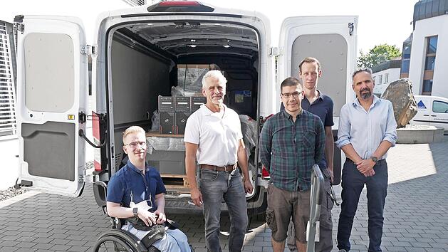 Die Lebenshilfe erhielt 50 Rechner (v.&nbsp;l.): Marius Beyer (Auszubildender bei der Lebenshilfe), Manfred Kreiner von Siemens Healthcare sowie Raphael L&uuml;ken, Peter D&ouml;llinger und Michael Vogel (Lebenshilfe).