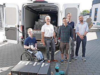 Die Lebenshilfe erhielt 50 Rechner (v. l.): Marius Beyer (Auszubildender bei der Lebenshilfe), Manfred Kreiner von Siemens Healthcare sowie Raphael Lüken, Peter Döllinger und Michael Vogel (Lebenshilfe).