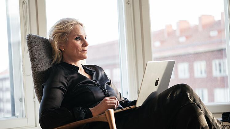 Dass die Immobilienmaklerin Linda Saarniluoto (Laura Malmivaara) ihren Luxus aufgeben muss, ist f&uuml;r sie keine Option.