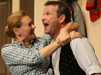 Zensi (Michaela Heigenhauser) hüpft dem Bauern (Markus Neumaier) auf den Arm, doch der hat zunächst nichts für sie übrig. Foto:Sonja Adam