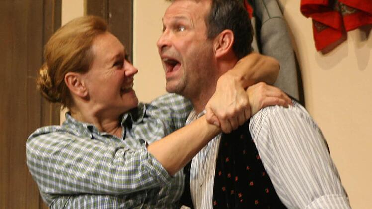 Zensi (Michaela Heigenhauser) hüpft dem Bauern (Markus Neumaier) auf den Arm, doch der hat zunächst nichts für sie übrig. Foto:Sonja Adam