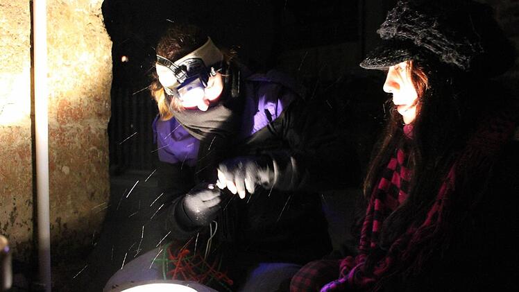 Die Studenten beim Ausrichten der Scheinwerfer.