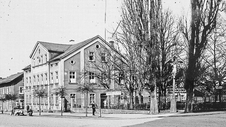Ein beliebtes Versammlungslokal in Forchheim war der "Gasthof zum Hirschen", in der mit Ausnahme der BVP alle anderen Parteien Veranstaltungen abhielten. Fotos: Stadtarchiv Forchheim, Repro Franze