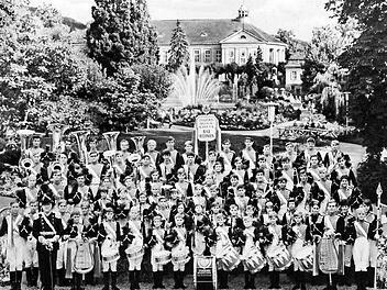 Die Mitglieder des Jugendmusikkorps Bad Kissingen posieren mit den neuen Uniformen im Rosengarten für den Pressefotografen. Foto: Privat