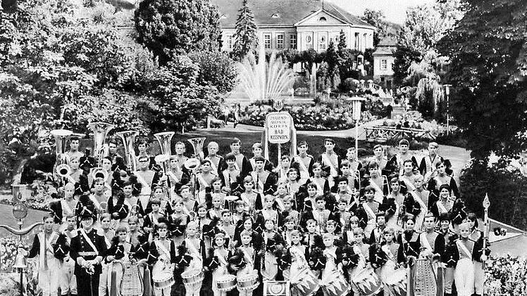 Die Mitglieder des Jugendmusikkorps Bad Kissingen posieren mit den neuen Uniformen im Rosengarten für den Pressefotografen. Foto: Privat