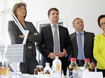 Bayerns Wirtschaftsministerin Ilse Aigner (links) besucht mit Landtagsabgeordneten Sandro Kirchner, Landrat Thomas Bold und Bezirkstagsabgeordneter Karin Renner (alle CSU) das Labor L+S in Großenbrach.   Fotos: Benedikt Borst