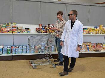 Der Schizophrenieraum der Ausstellung ist als Supermarkt konzipiert. Hier erleben die Besucher, wie schwierig es ist, Dinge auf einem Einkaufszettels zu finden, wenn man sich bedrängt fühlt und Stimmen hört. Dabei helfen Ausstellungsmitarbeiter und Kopfhörer. Foto: Ronald Rinklef