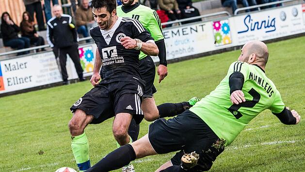 Der Mainleuser Spielertrainer Holger Dittwar gr&auml;tscht hier gegen den Thurnauer Alessandro Statile. Am Ende triumphierte der Spitzenreiter aus Mainleus in Thurnau mit 1:0. Foto: Alexander Muck