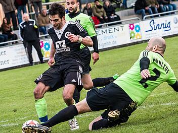 Der Mainleuser Spielertrainer Holger Dittwar gr&auml;tscht hier gegen den Thurnauer Alessandro Statile. Am Ende triumphierte der Spitzenreiter aus Mainleus in Thurnau mit 1:0. Foto: Alexander Muck