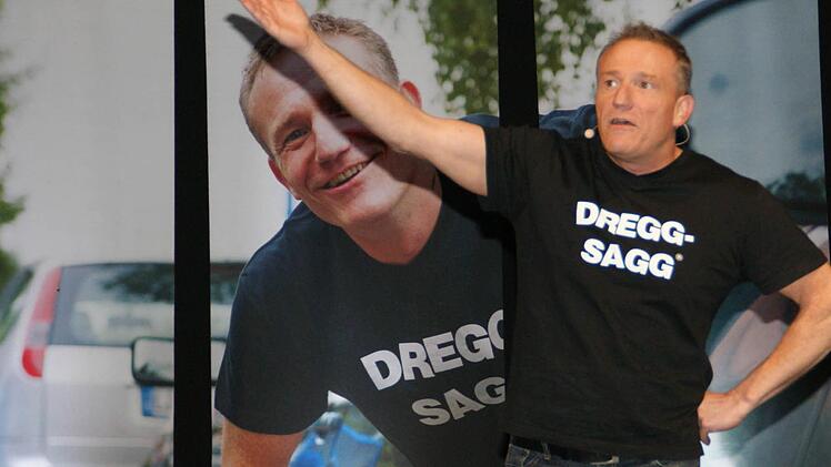 Er ist einfach ein gescheites "Urvieh", wie die Franken sagen: Drei Stunden lang begeisterte der selbst ernannte "Dreggsagg" Michl Müller auf Einladung des SV Priesendorf tausend Zuhörer im Oberaurach-Zentrum in Trossenfurt mit seinem Programm "Ausfahrt freihalten".