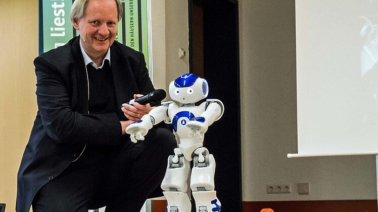 Begegnung Wie sich das Literaturfestival "Coburg liest" auf ungewohntes Terrain begibt und der Wissenschaftsjournalist Ulrich Eberl einlädt zur Reise in eine Welt voller smarter Maschinen.