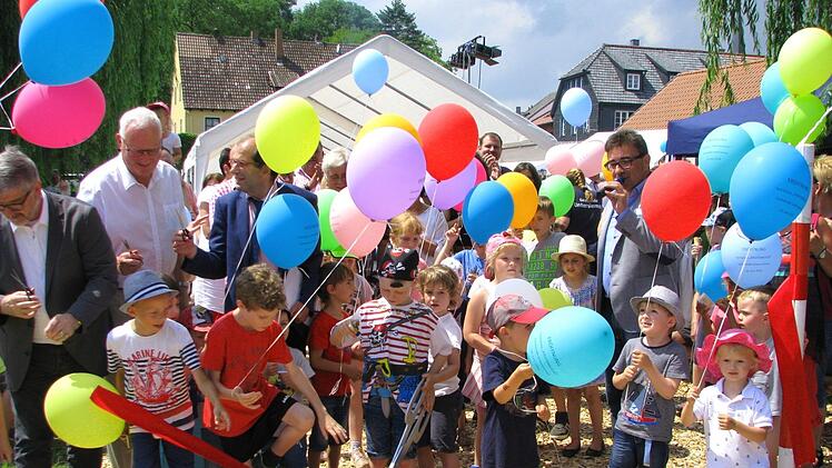 Das Band wird durchschnitten - Start für das neue Freizeitgelände in Untersiemau. Foto: Norbert Karbach