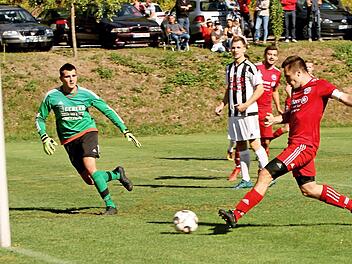 4:1 für Schweinfurt: Der Gästekapitän Yannik Saal (rechts) schiebt ein, der Krumer Keeper Florian Gräf (links) kann das Gegentor nicht mehr verhindern und auch Jonas Vogel (Dritter von rechts) hat nur noch das Nachsehen.  Foto: Günther Geiling