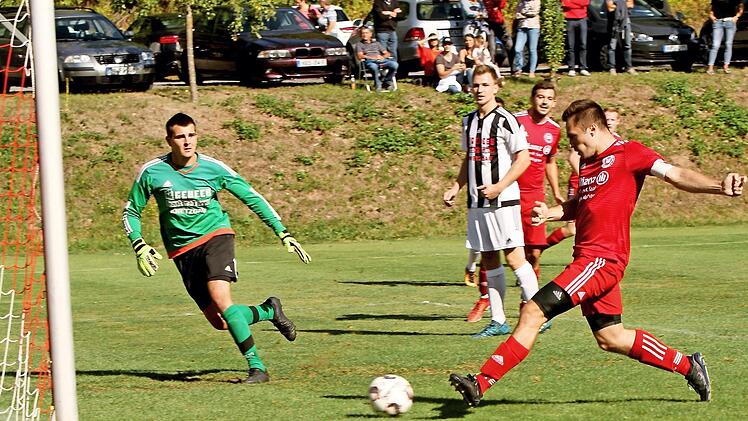 4:1 für Schweinfurt: Der Gästekapitän Yannik Saal (rechts) schiebt ein, der Krumer Keeper Florian Gräf (links) kann das Gegentor nicht mehr verhindern und auch Jonas Vogel (Dritter von rechts) hat nur noch das Nachsehen.  Foto: Günther Geiling