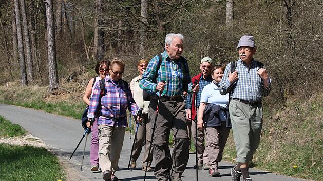 Wilfried Fuchs (vorne links) f&uuml;hrt seit mehr als 15 Jahren regelm&auml;&szlig;ig die Mittwochswanderungen mit an.Mirjam Stumpf