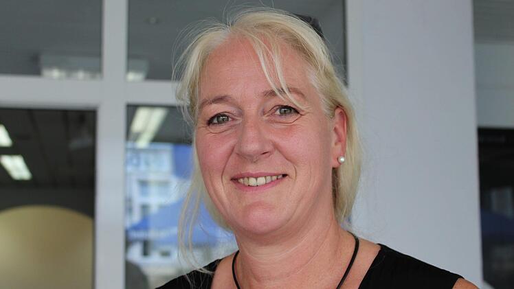 Christine Hildenbrand stammt aus Bad Brückenau. Seit 13 Jahren hilft sie ehrenamtlich im Caritas-Kramlädchen. "Ich finde den Umzug an den Marktplatz sehr positiv. Die Lage ist toll, zentraler geht es nicht mehr. Es ist einfach klasse, dass uns Herr Schäffer, der Vermieter, die Chance gegeben hat. Der Laden ist jetzt für alle sichtbar und bekommt dadurch in Zukunft bestimmt wieder mehr Kundschaft." Julia Raab