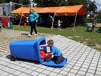 Die blauen Tonnen eignen sich als  Versteck ebenso wie als Garage.