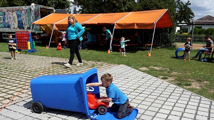 Die blauen Tonnen eignen sich als  Versteck ebenso wie als Garage.