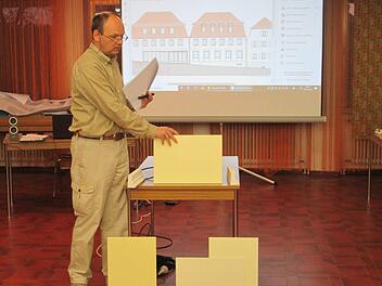 Ein gelber Außenanstrich für das dreiteilige Rathaus in Euerdorf  ist einigen Gemeinderäten zu viel des Guten, denn einige exponierte Gebäude im unmittelbaren Umfeld haben bereits  diese Farbe  .                 Winfried Ehling