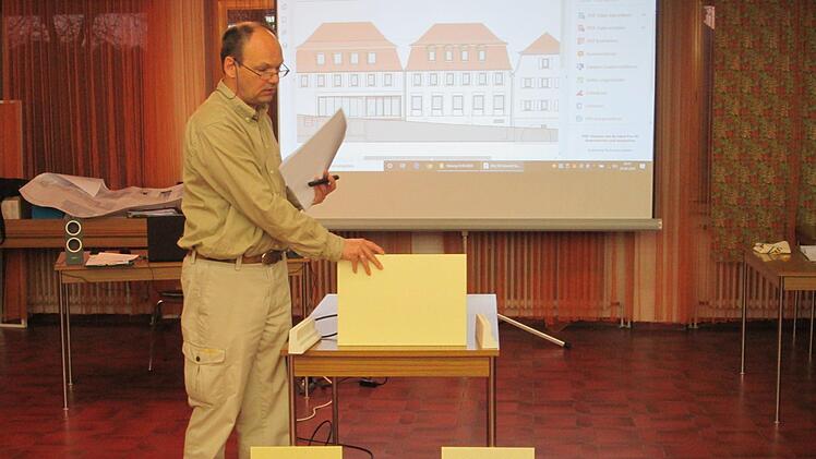 Ein gelber Außenanstrich für das dreiteilige Rathaus in Euerdorf  ist einigen Gemeinderäten zu viel des Guten, denn einige exponierte Gebäude im unmittelbaren Umfeld haben bereits  diese Farbe  .                 Winfried Ehling