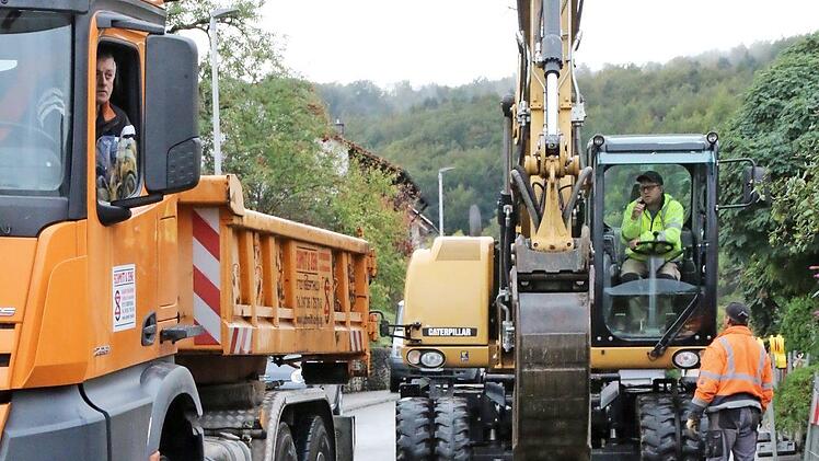 Am Lagberg entstehen auf einem Teilstück rund zehn neue Gas-Hausanschlüsse. Die Beton-Rinnsteine werden gleich mitentfernt.  Foto: Hilmar Ruppert