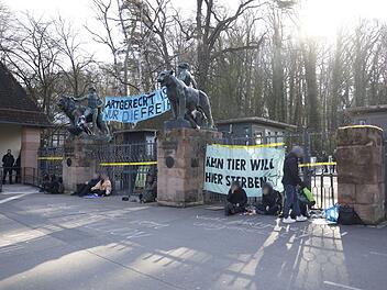 Tierschutzaktivisten blockieren Eingang zum Tiergarten N&uuml;rnberg