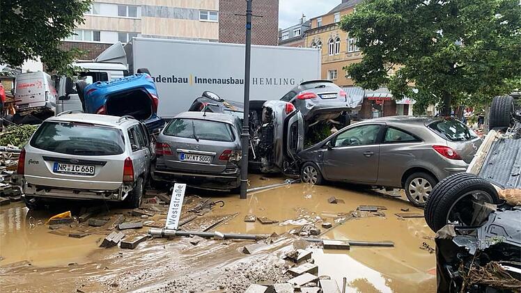 Zahlreiche, teils private Aufnahmen zeigen das ganze Ausma&szlig; der Katastrophe.