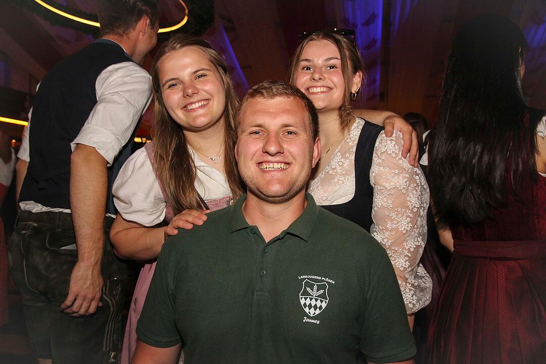Die Stadlbesucher feierten mit den Stoapf&auml;lzer Spitzbuam.