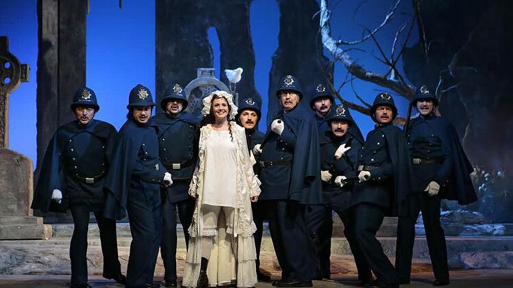Inga Lisa Lehr als Mabel singt alle an die Wand - natürlich auch die polizeilichen Angsthasen. Foto: SFF Fotodesign
