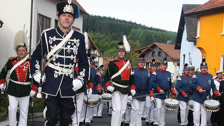 Hans Köstner ist seit vielen Jahrzehnten der Husar - und marschiert an der Spitze des Festzugs.
