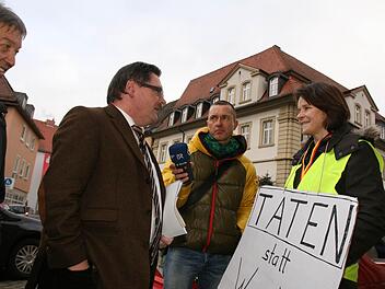 Bereits vor zwei Jahren traf sich Staatssekretär Gerhard Eck in Kitzingen mit den Mitgliedern der Bürgerinitiativen und Vertretern der Presse. Auch heute noch steht ein dickes Fragezeichen hinter der Umgehung für Volkach und Gaibach. Foto: Pfannes