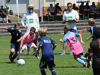 Unter den kritischen Blicken der BFV-Talentsichtungsbeobachter Hubert Gahn (links) und Bernd Vogler zeigt der Fußball-Nachwuchs in Thulba sein Können. Foto: ssp