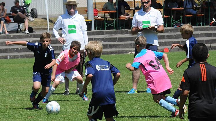 Unter den kritischen Blicken der BFV-Talentsichtungsbeobachter Hubert Gahn (links) und Bernd Vogler zeigt der Fußball-Nachwuchs in Thulba sein Können. Foto: ssp