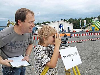 Schon in jungen Jahren weckt das Unternehmen Heil Interesse am Bauwesen. Jugendliche gewinnen unter fachkundiger Anleitung erste Einblicke in mögliche Bauberufe.  Fotos: Stefan Geiger