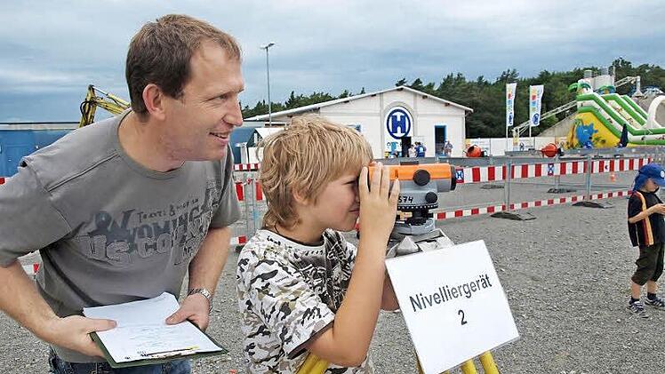 Schon in jungen Jahren weckt das Unternehmen Heil Interesse am Bauwesen. Jugendliche gewinnen unter fachkundiger Anleitung erste Einblicke in mögliche Bauberufe.  Fotos: Stefan Geiger