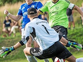 Johannes Adam (rechts) verlor zum Saisonstart mit dem ATS das Prestigederby beim VfB Kulmbach (links Johannes Tschierschke, vorne Torwart Claudio Dresel) unglücklich mit 1:2. Foto: Alexander Muck