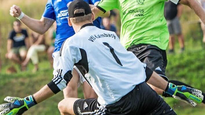 Johannes Adam (rechts) verlor zum Saisonstart mit dem ATS das Prestigederby beim VfB Kulmbach (links Johannes Tschierschke, vorne Torwart Claudio Dresel) unglücklich mit 1:2. Foto: Alexander Muck