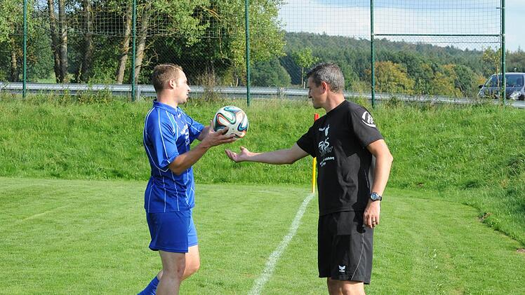 So muss es sein: Schiedsrichter und (Ramsthaler) Spieler helfen sich. Foto: Hopf
