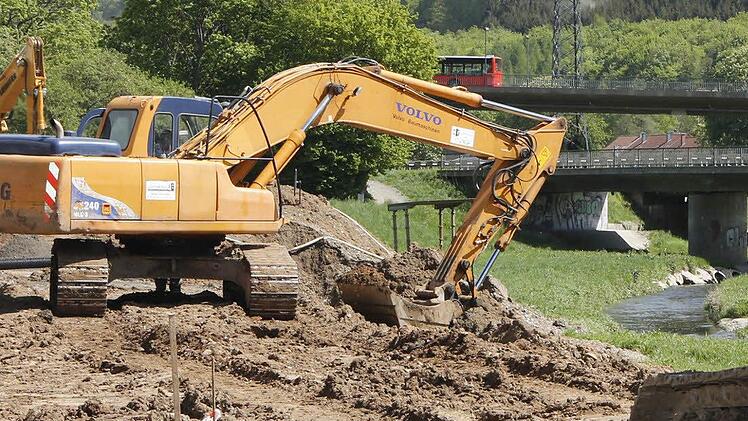 Auch Bagger sind im Einsatz.