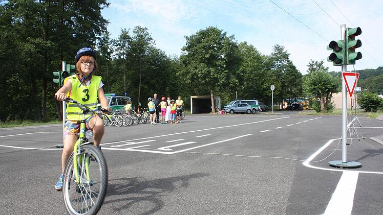 Schüler bei der Verkehrswacht. Foto: Robert Huger