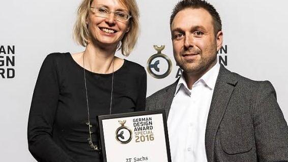 Alexandra Holik und Markus Albert nahmen den Preis für das ausgezeichnete Planungsbüro entgegen. Foto: Baur-Consult