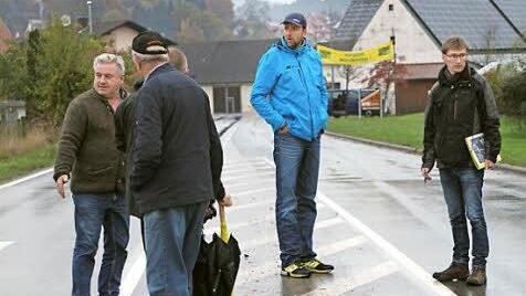 An dieser breiten Stelle würden sich manche Stettfelder eine Überquerungshilfe wünschen.Bürgermeister Alfons Hartlieb, die Gemeinderäte Adrian Pflaum und Udo Busch sowie Marco Bühl von der Bauverwaltung der VG Ebelsbach (von links) schauen sich um. Foto: Günther Geiling