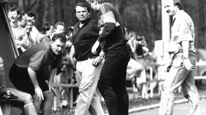 Bild aus den neunziger Jahren: In der Mitte Trainer Rudi Eck, links neben ihm Ersatzspieler Thomas Schnapp, rechts der 2016 &uuml;berraschend verstorbene Spielleiter Hans Weggel. Foto: BR-Archiv