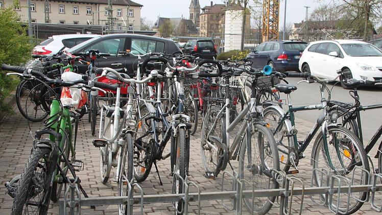Die neuen Stellflächen am Pendlerparkplatz Am Stahl auf der östlichen Bahnhofsseite  Foto: Andreas Schmitt