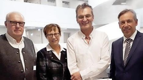 Gisela Grumann und Georg D&uuml;rrbeck (Mitte) wurden f&uuml;r treue Dienstjahre geehrt. Rechts Landrat Alexander Tritthart, links Lorenz Gr&uuml;nfelder, stellvertretender Vorsitzender des Personalrats Foto: Stephanie Mack