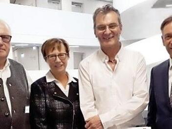 Gisela Grumann und Georg Dürrbeck (Mitte) wurden für treue Dienstjahre geehrt. Rechts Landrat Alexander Tritthart, links Lorenz Grünfelder, stellvertretender Vorsitzender des Personalrats Foto: Stephanie Mack