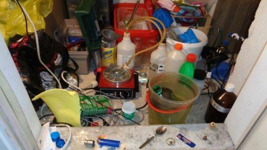 Die Polizei nahm am Mittwoch einen 31-Jährigen fest, der ein Meth-Labor in seiner Wohnung betrieben haben soll. So sehen die Utensilien des Labors aus. Foto: Polizei  Oberfranken